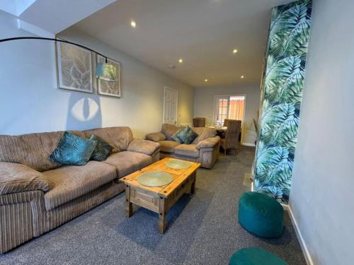 Stratton House, Sleeps 13, 6 bedrooms, Parking, Long Stay Disc