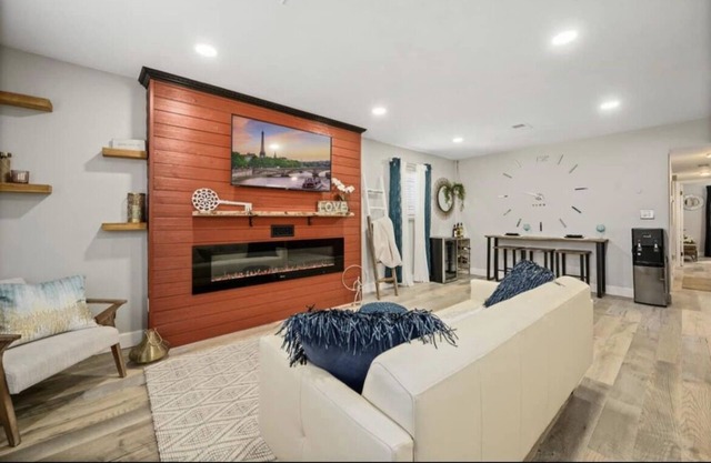 Strawberry 3BD 1BA Suite W/Fireplace & W/D close to local hospitals and downtown