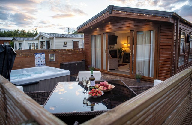 STRAWBERRY FIELDS Luxury Lodge with indulgent private Hot-Tub. Pet - Friendly!