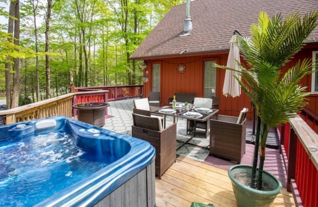 Streamside Chalet with Hot Tub 🔥Pivate Playground-Family Friendly by pool/lake
