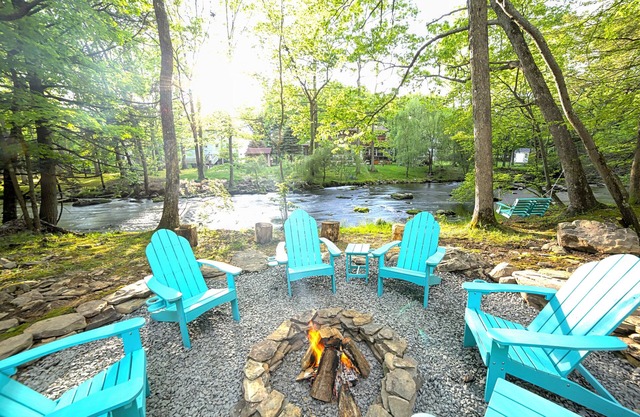 Waterfront Family Lodge w/ fireplace, game room, sauna, indoor pools & skiing