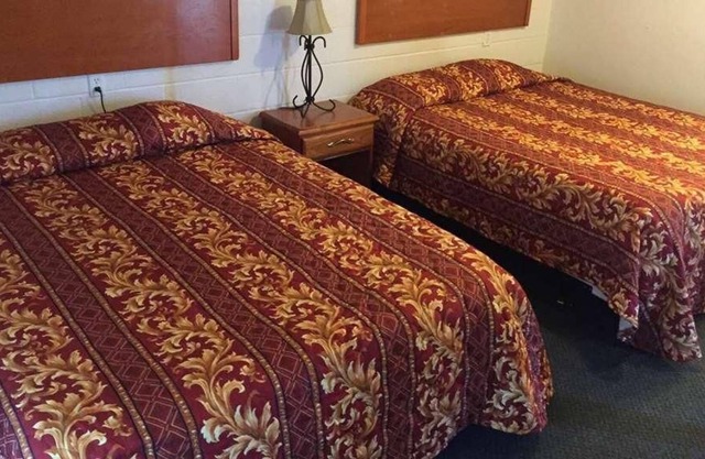 Stress-free Accommdation at Knights Inn Fairview! 3 Great Units, Free Parking
