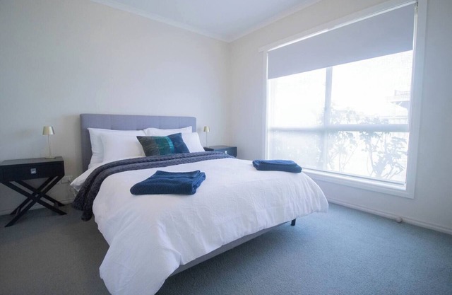 Stress-free stay: secure garage parking on site, fast Wi-Fi and fully equipped kitchen. Walk everywhere: just 2-minutes to cafes, IGA supermarket, chemist and public transport—no car needed! Book to enjoy heritage charm steps from city conv