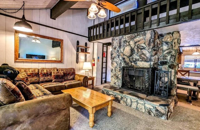 Maison de ville de 2 chambres avec spa privé à la base de la station de ski Snow Summit!