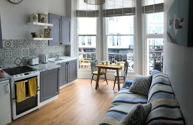Striking Seaside One Bed Balcony Flat in Brighton