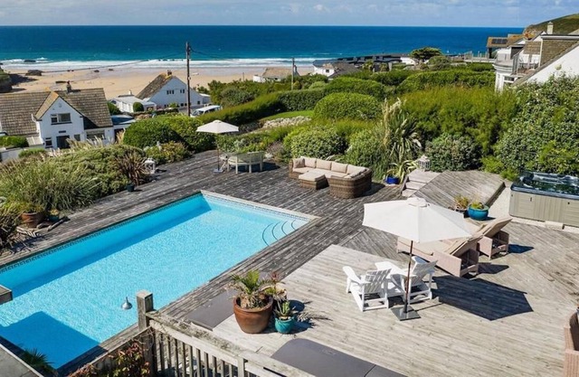 Close to beach, private pool, bar/bbq, hot tub, games+media room, dog friendly