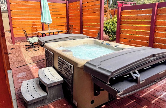 Stroll to Red Rock trails w HOT TUB! Modern 1 Bd, W. Sedona