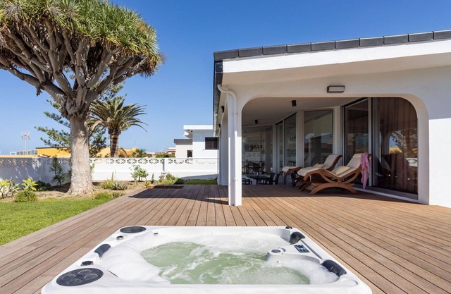 Belle maison de vacances privée avec bain à remous, WIFI, TV, terrasse et vue panoramique