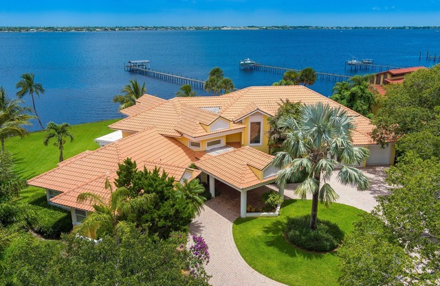 Stuart Riverside Home with pool & hot tub, short drive to downtown & beaches
