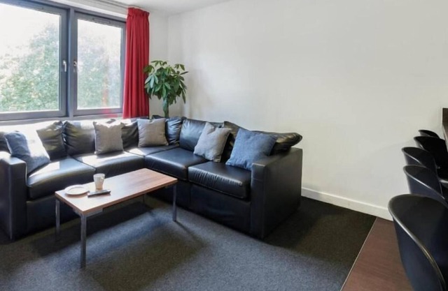 ღ Student Only - Nice Room near Upper Precinct Fountains ღ
