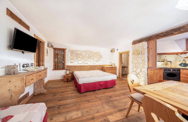 Studio "La pratolina monolocale" avec vue sur les montagnes, terrasse et jardin.