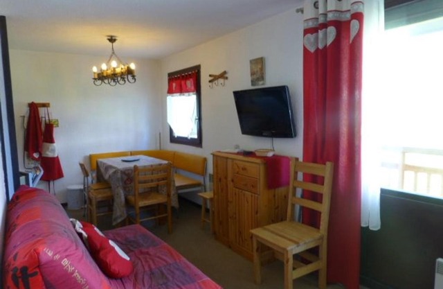 Studio 4 pers, coeur station, prox pistes, balcon, animaux OK, TV, cuisine équipée, casier à skis - FR-1-405-41