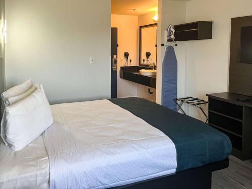 Studio 6 Suites Delano, CA