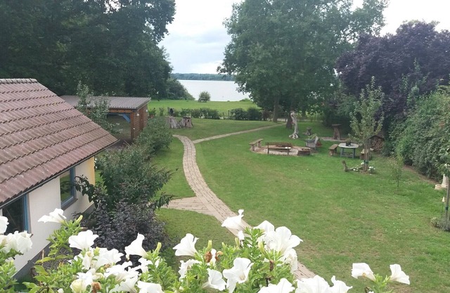 Studio 'Fewo Inselblick - Am Schweriner See' avec vue sur lac, terrasse privée et Wi-Fi