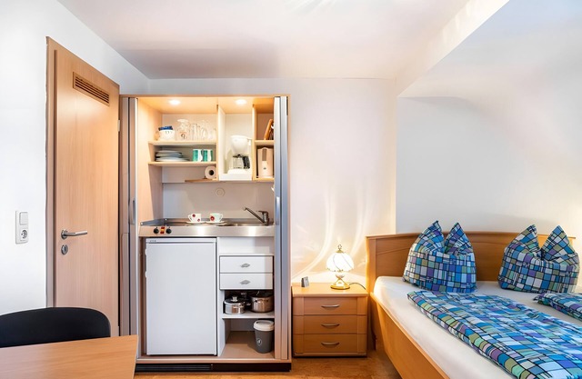 Studio 'Haus Edith Zimmer' avec vue sur la montagne, jardin partagé et Wi-Fi