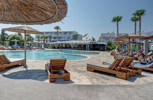 Studio 'Evripides Triple Room 2' avec piscine partagée, jardin partagé et climatisation