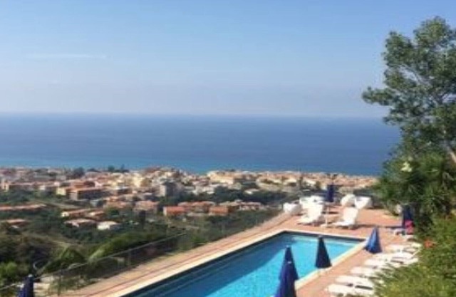 Studio dans villa avec piscine, à 4km de tropea