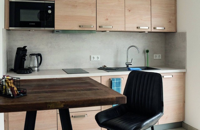 Studio apartment no. 9 on the 2nd floor on the right (street side, roof terrace)