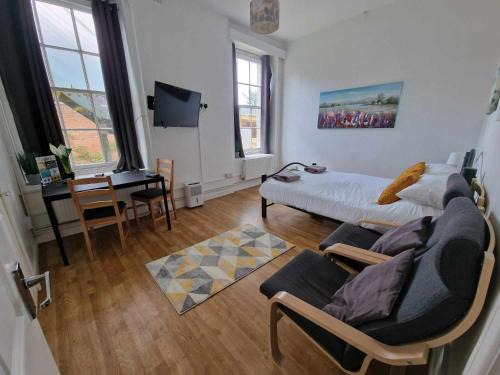 Studio Apartment, Private Parking, Walk To Centre, Uni and Hospital, Long Stay Prices