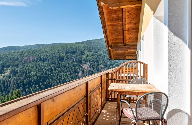 Studio 'Spinges' avec vue sur les montagnes, terrasse privée et Wi-Fi