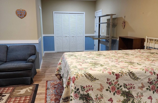 Studio apartment with separate kitchen near WCU.