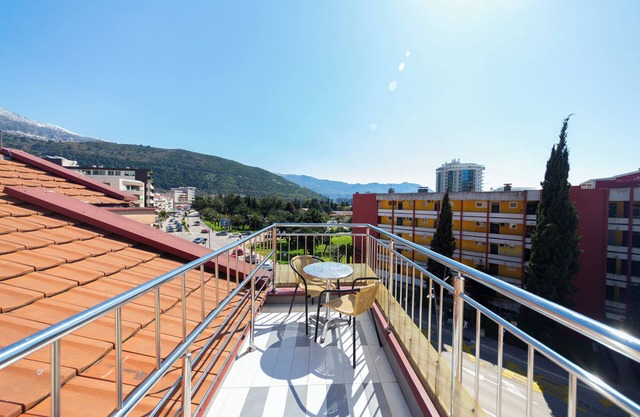 Studio Apt for 3 w/ Balcony – Walking Distance to Beach No. 9