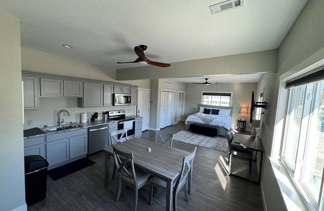Studio apt w/ laundry + parking