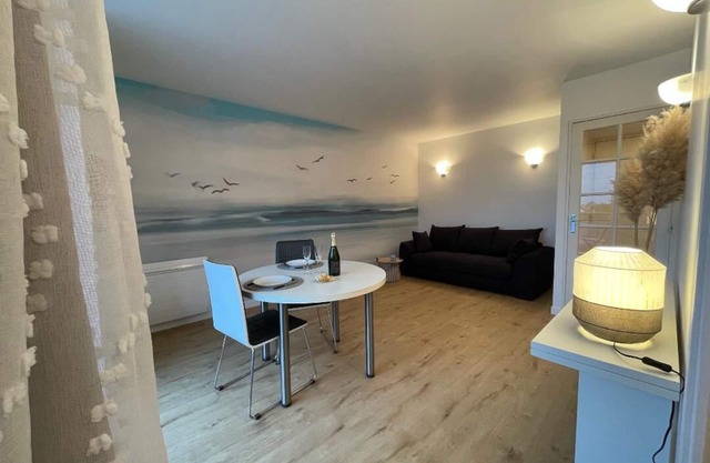 Studio avec balcon, à 400 M de la mer ,parking, proche des commerces