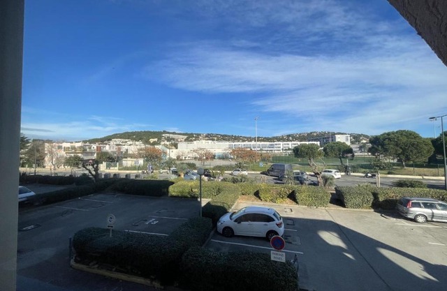 Studio cabine avec loggia vitrée, à 100m de la plage, proche commerces et activités à Sète - FR-1-338-492