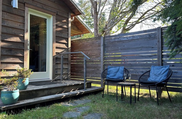 West Coast Cedar Guest Cottage w/treed yard near vineyards & nature trails