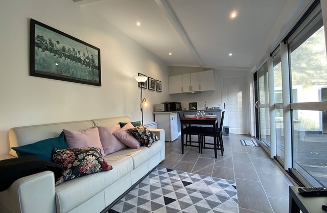Studio lumineux avec jardin privé et terrasse en plein centre de La Roche-Posay