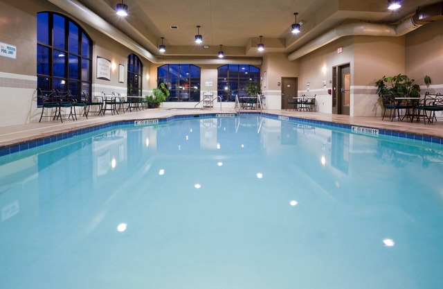 Studio proche de l'aéroport! | Petit-déjeuner gratuit + bain à remous et piscine intérieure partagés