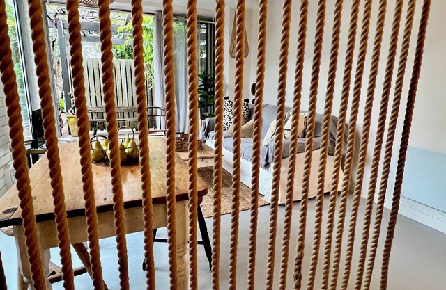 Studio-Couples Getaway- Small Dog Friendly-Steps to Cafe, Sunset Bar and Ferry.