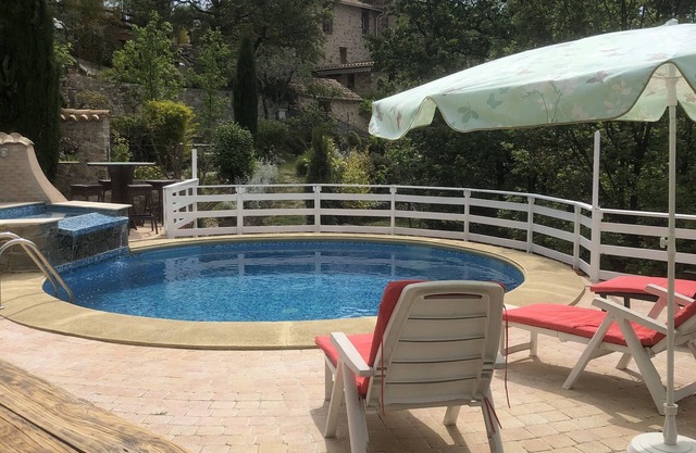 studio en pierre avec jolie piscine entre mer et montagne