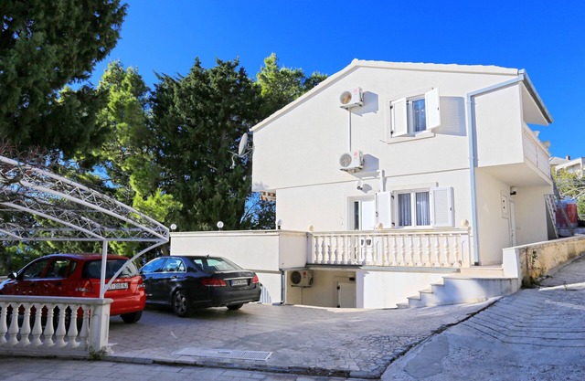 Garçonnière avec le balcon et la vue sur le mer Marusici, Omis (AS-18497-b)