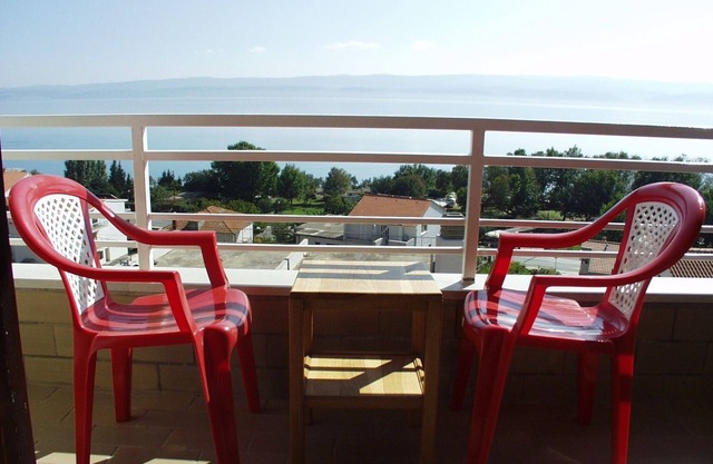 Garçonnière avec le balcon et la vue sur le mer Duce, Omis (AS-945-b)