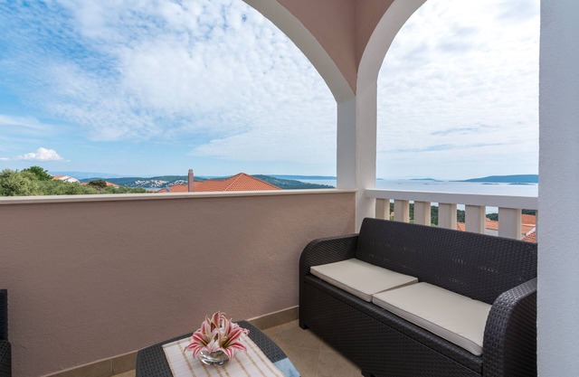 Garçonnière avec la terrasse et la vue sur le mer Seget Vranjica, Trogir (AS-12499-c)
