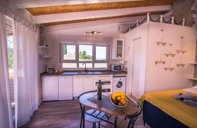 Garçonnière avec la terrasse et la vue sur le mer Veli Losinj, Losinj (AS-21260-a)
