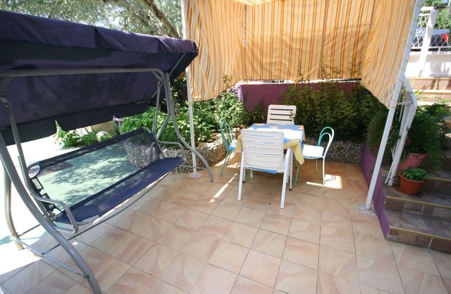 Garçonnière avec la terrasse Makarska (AS-6636-a)