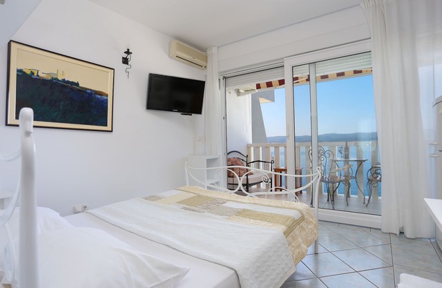 Garçonnière avec la terrasse et la vue sur le mer Lokva Rogoznica, Omis (AS-13226-a)