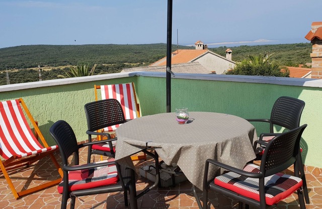 Garçonnière avec la terrasse et la vue sur le mer Cunski, Losinj (AS-7951-a)