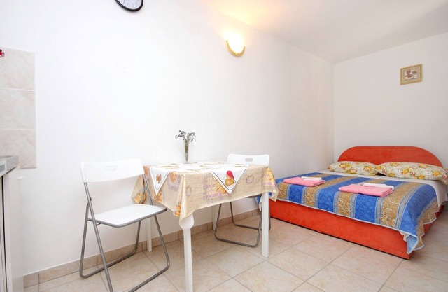 Garçonnière avec la terrasse Valun, Cres (AS-8081-b)