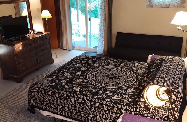 Studio for 3/private entrance, bath, WiFi, Netflix & Prime/2.5 mi to town/pets
