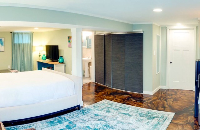 Suite Studio avec Entrée Séparée, Patio, Décor Élégant et + Commodités