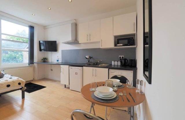 Studio In Centre Of Kilburn With kitchen and Cooking facilities (Self Contained)