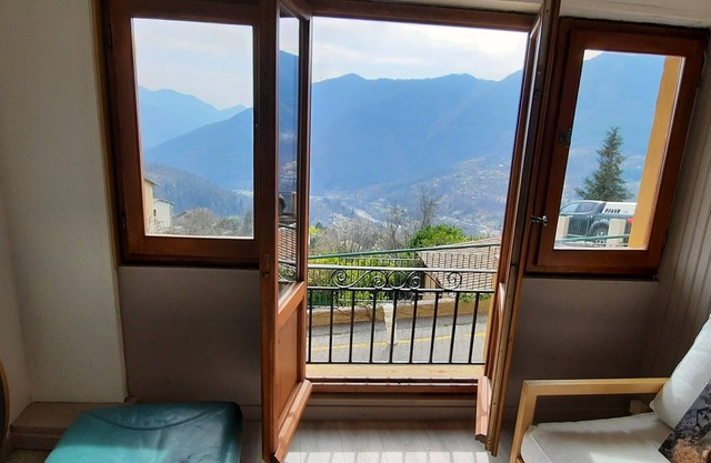 Studio dans village avec vue imprenable sur la vallée