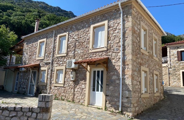 Studio Lakis Barbajonn's Stone House