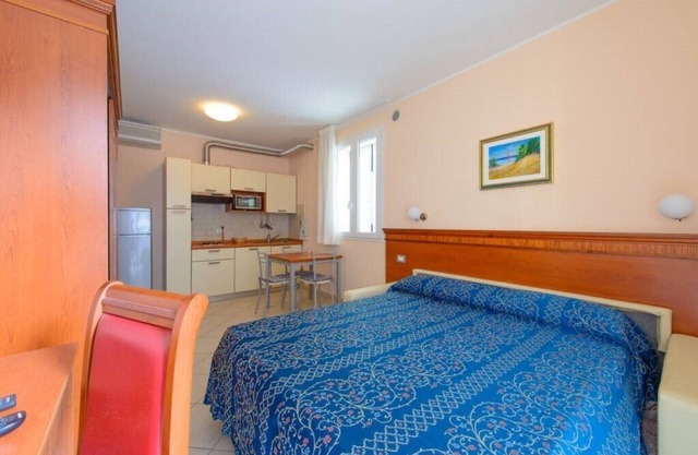 Studio, max 2 places, pas de balcon, à 20 mètres de la mer, à Viserba,