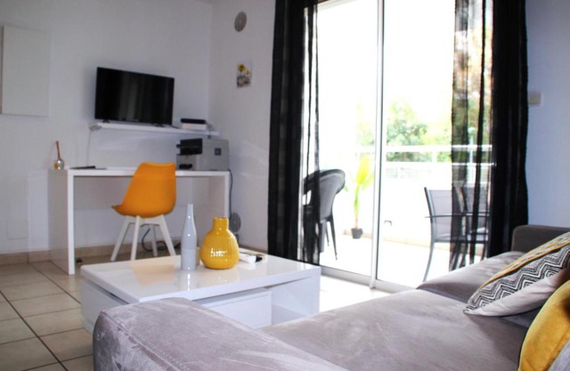 Studio moderne, centre-ville, au calme, parking privé
