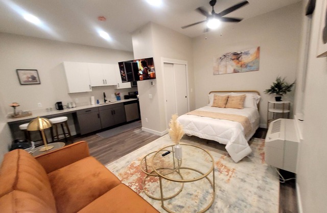 Studio Monthly & Daily Rental For Traveling Professionals,Corporate & Student's